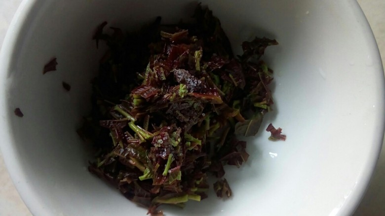 #春食集# 鹅蛋炒香椿,香椿叶切丝,加点盐拌匀。