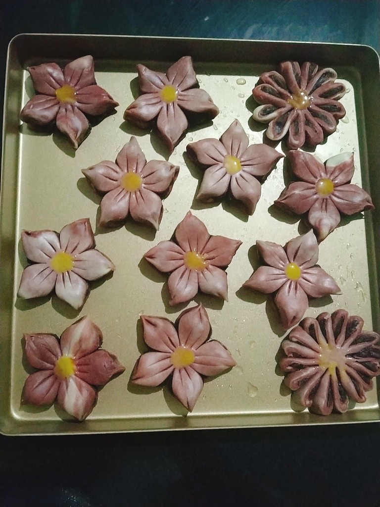 桃花酥,在每个花蕊中心用毛笔刷蛋液;