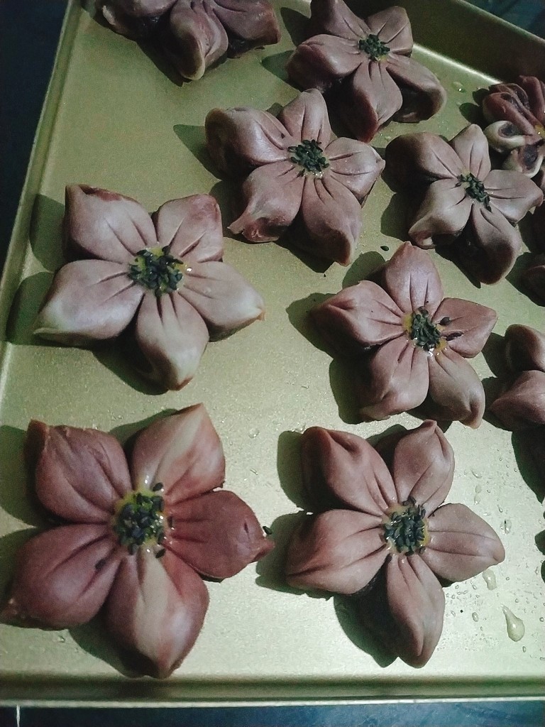 桃花酥,在刷了蛋液的中心上撒黑芝麻或白芝麻;