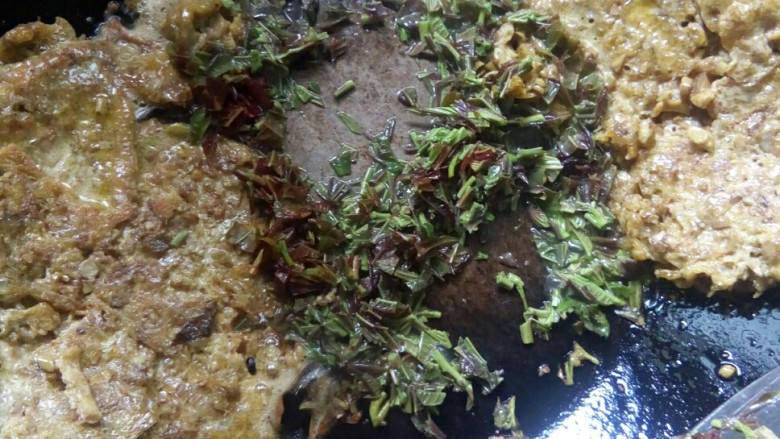 #春食集# 鹅蛋炒香椿,出锅前放入香椿叶炒香。