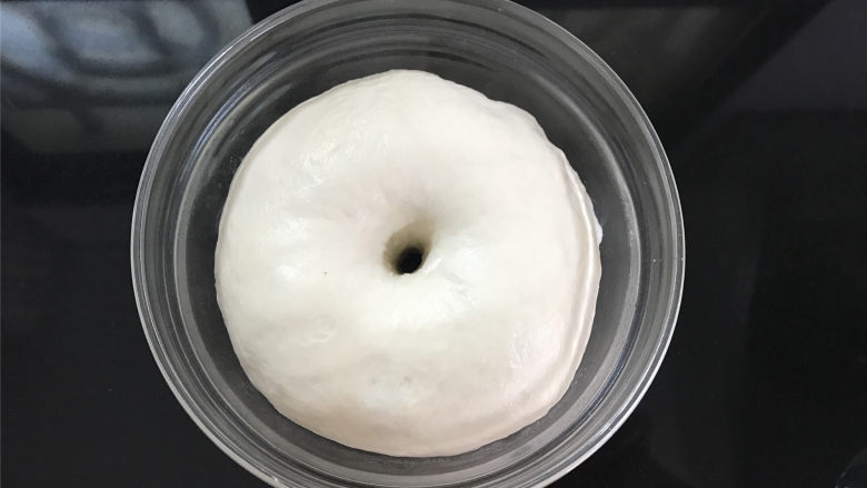 鲜虾小披萨,发酵至面团2倍大,手指沾面粉戳洞不回缩,不塌陷,发酵结束。