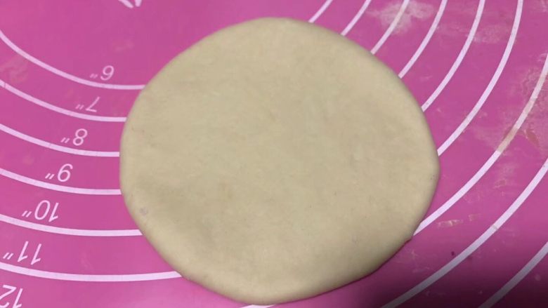 贝壳馒头,擀开面团成圆形,不同擀太大太薄。