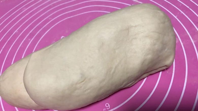 贝壳馒头,面团移到案板上,撒些手粉,开始揉面,按压面团排气,直到面团光滑细腻。