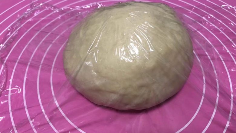 贝壳馒头,把所有材料放入厨师机混合搅拌揉匀,面团光滑后取出盖保鲜膜发酵。