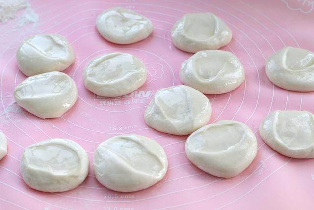 蒸春饼,将面剂子切口朝上用掌跟按扁,上面刷一层食用油;