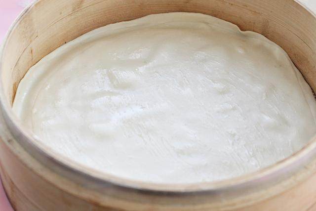 蒸春饼,这时候可以准备蒸锅开始烧水了,按照上面步骤再擀两组面剂子,然后把三张饼皮摞到一起放入蒸笼内将蒸笼放到烧开水的蒸锅上,盖
上盖子用大火蒸4-5分钟;