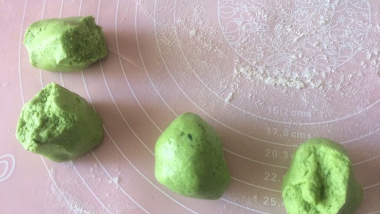 奶香菠菜糯米饼,面团醒好后取出,分成几份等量的小面团;