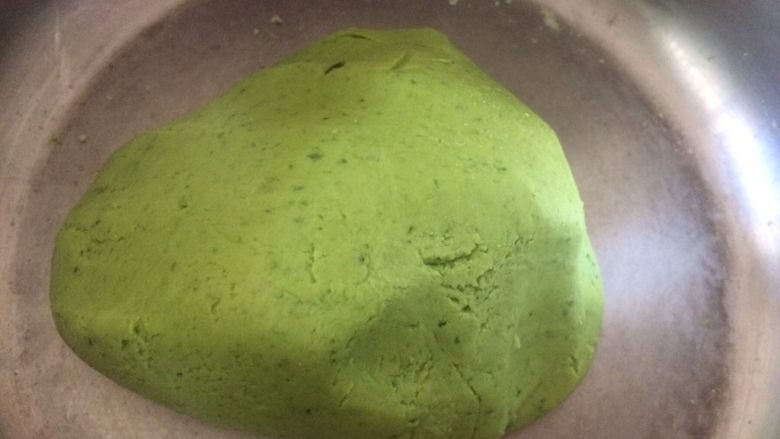 奶香菠菜糯米饼,揉成光滑的面团,盖保鲜膜静置15分钟;