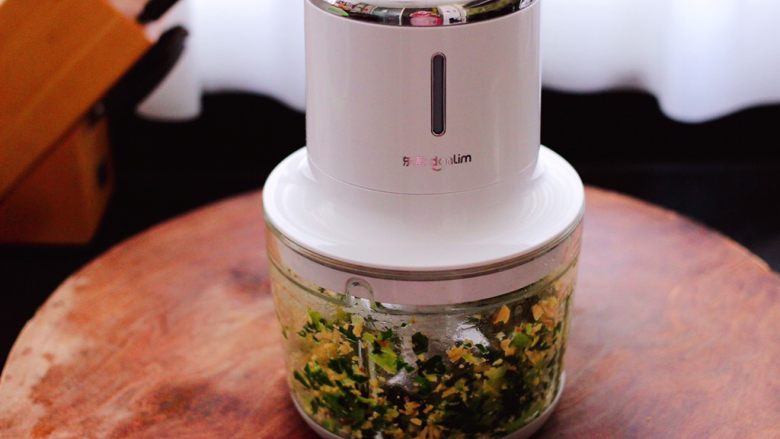 青菜香干虾皮青团,把切好的青菜和香干,放入东菱无线绞肉机里绞碎。