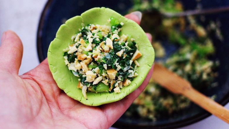 青菜香干虾皮青团,面团分成6个小剂子,分别压成薄圆片,包入馅料。