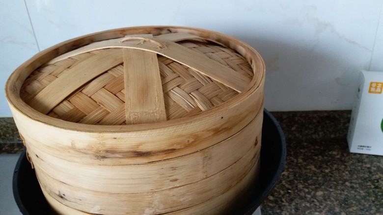 咸蛋黄肉松青团,上锅蒸,水开之后蒸15分钟。