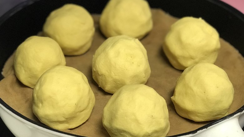 野菜团子,包好后用手滚圆,依次完成所有。