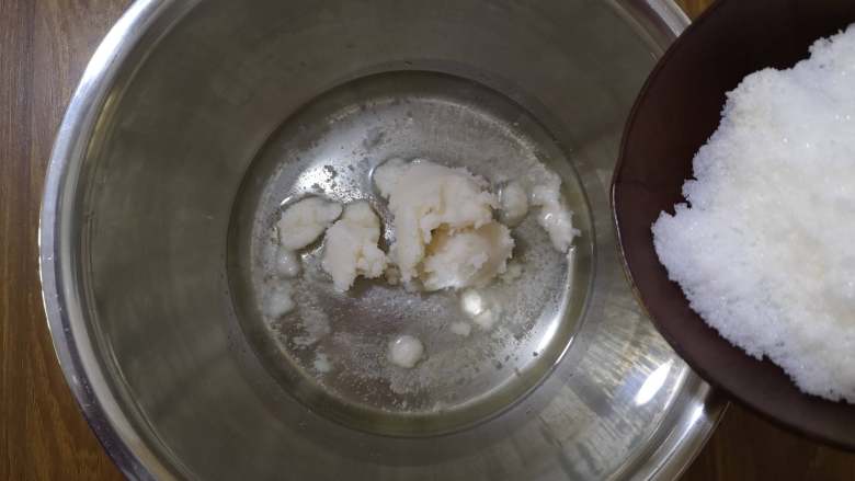 老式桃酥,加入猪油和白糖,用打蛋器混合均匀,白糖溶化。