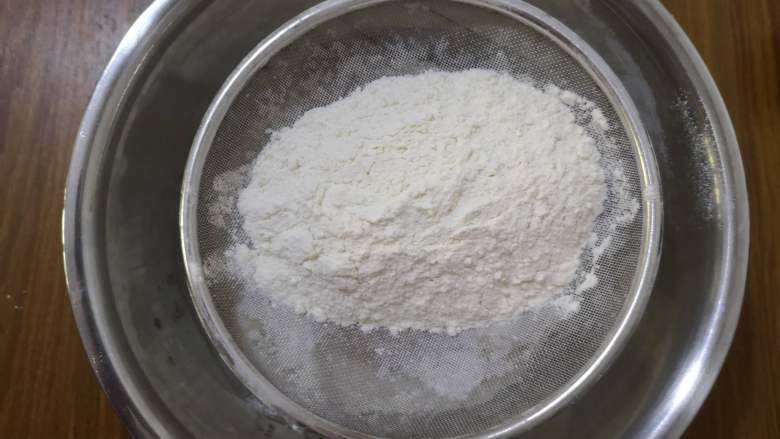 老式桃酥,将低筋面粉过筛到盆中,用筷子搅拌成颗粒状。