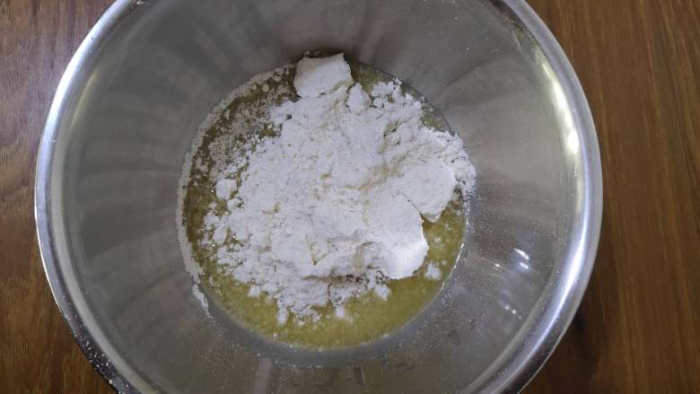 原料简单+香草桃酥,香草饼干粉与低筋面粉已经混合均匀,将粉类倒入盆中,用筷子搅拌均匀。