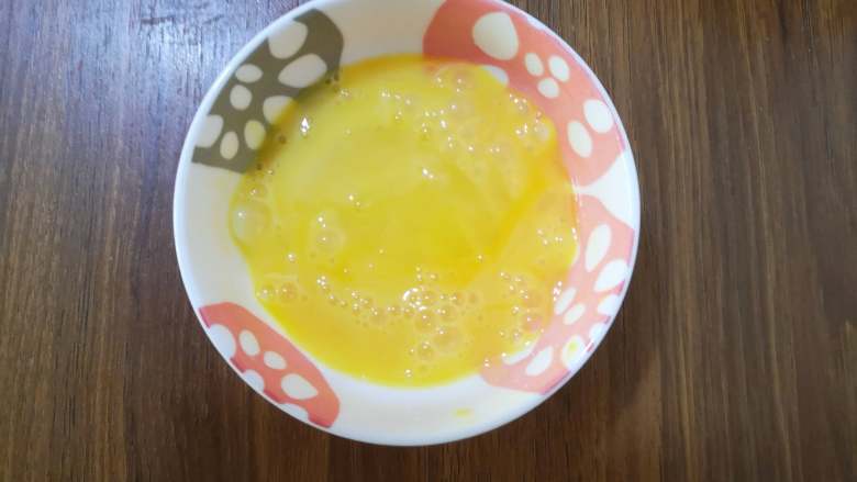 原料简单+香草桃酥,鸡蛋去壳,搅打均匀。