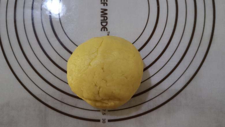 酥酥脆脆+烤箱版+黑芝麻小麻花,揉成面团,静置5至10分钟。