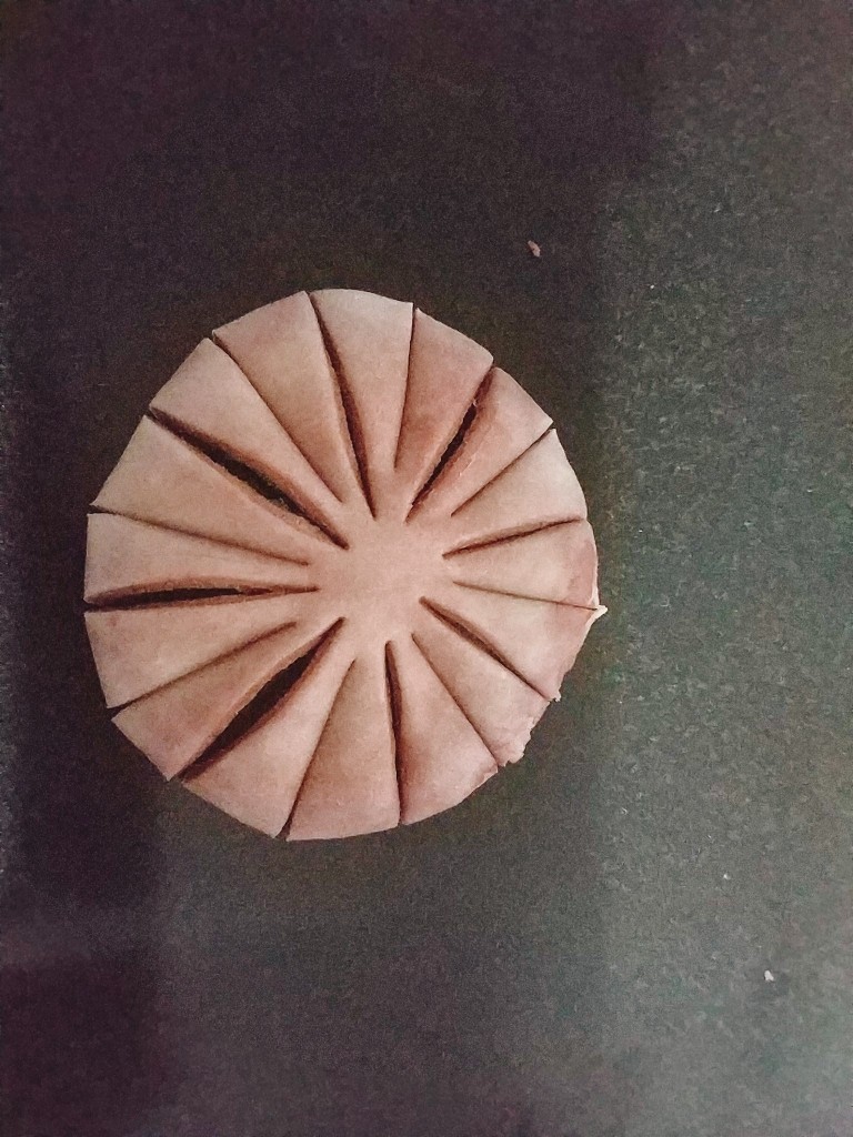 桃花酥,又随手做了两个菊花酥,其他步骤全同桃花酥相同,就是花瓣有点变化,菊花酥是花瓣多些而已,先划4个大花瓣,然后再在每个花瓣中间划开,一共16个花瓣;