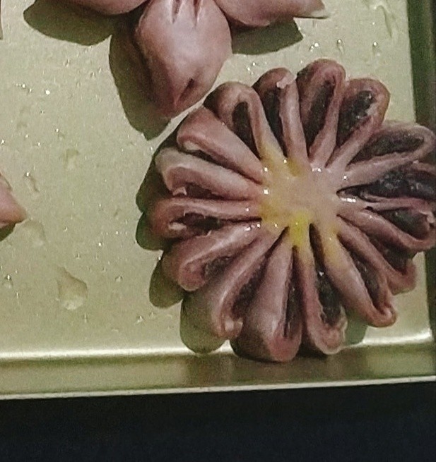 桃花酥,每个花瓣侧边向上扭转一下;
