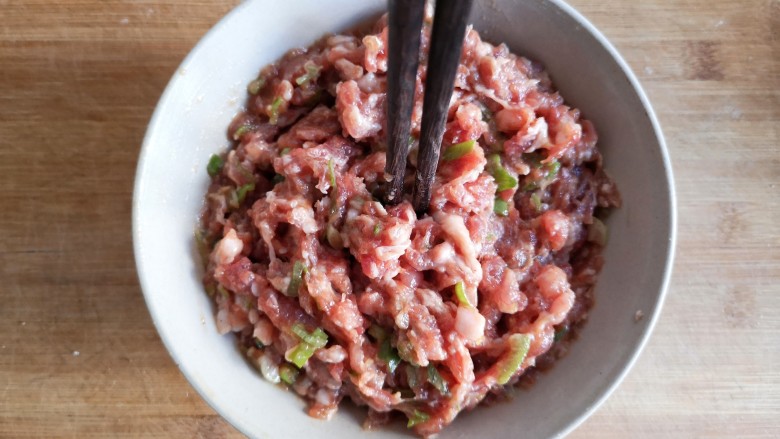 糖醋东北肉签子,用筷子顺一个方向搅拌,搅上劲儿(筷子能立在肉馅中不倒)。