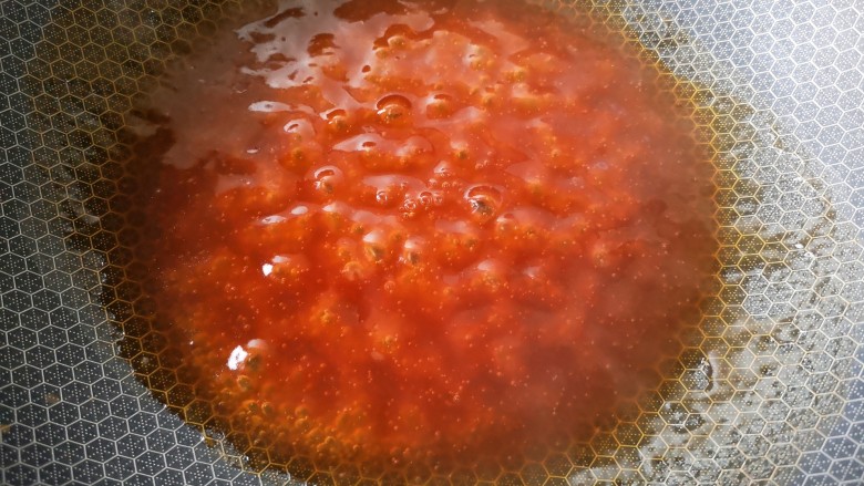 糖醋东北肉签子,锅烧热，倒入调好的糖醋汁，加热至汤汁浓稠关火。