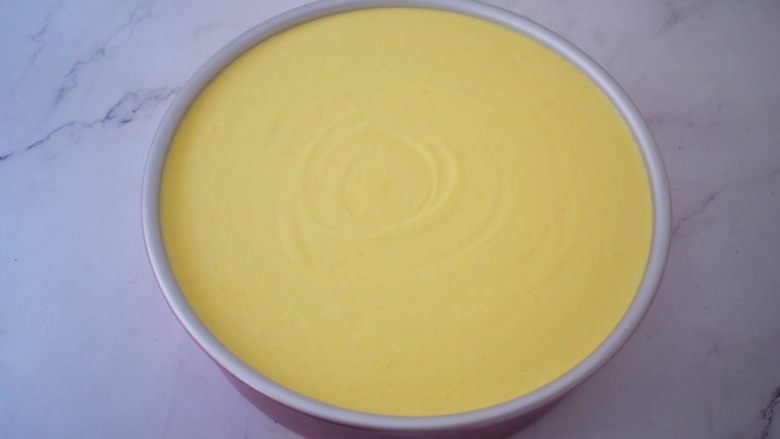 寿星公芒果慕斯蛋糕(十寸),再把拌匀的慕斯糊倒入模具中,盖上保鲜膜,放入冰箱冷藏一夜
