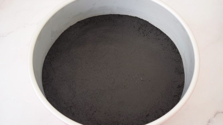 寿星公芒果慕斯蛋糕(十寸),再倒入十寸的活底模具中,压实放入冰箱冷藏备用