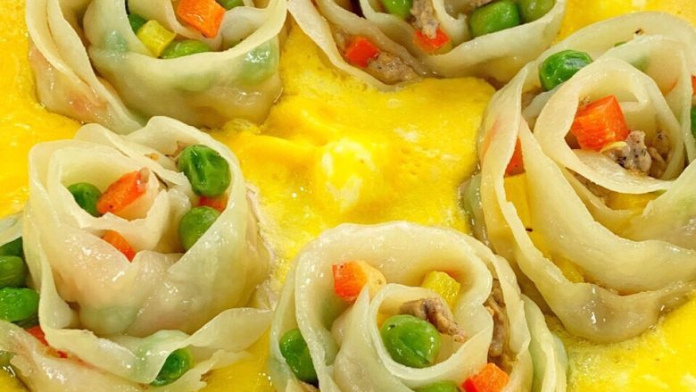 玫瑰蛋包饺,接着淋入蛋液;再次盖好锅盖焖熟。