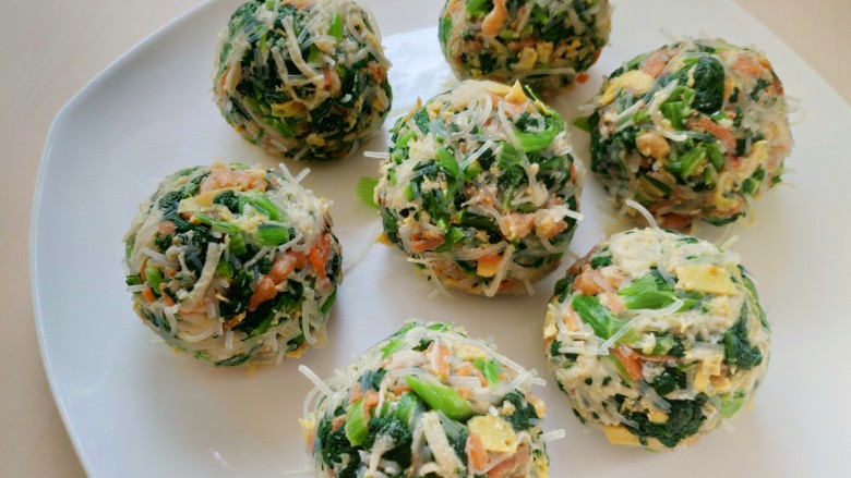 糙米薄皮菜团子,将拌匀的馅料攥成圆圆的菜团子。一定要攥紧一点。
注意如果你的馅料很散不好攥成团,可以稍稍加入一小勺糙米粉,看清楚,是一小勺,千万不要加多了,不然馅料吃起来会发粘。能攥成团就尽量不要加。我的很容易就攥成团了。