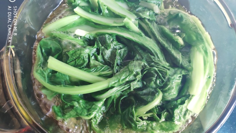 糙米薄皮菜团子,小白菜清洗干净,锅里水煮开,放入锅里焯水,捞出放凉水中投凉,然后攥干水分。小白菜要尽量把水分攥干,不然会出水。