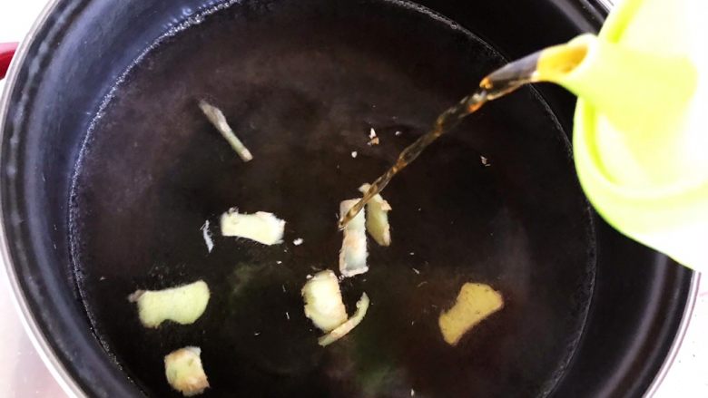 咖喱牛腩(高压锅版),水开后放入一半的姜片,并且加入适量料酒