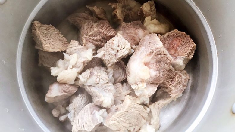 咖喱牛腩(高压锅版),控干水分之后放入高压锅