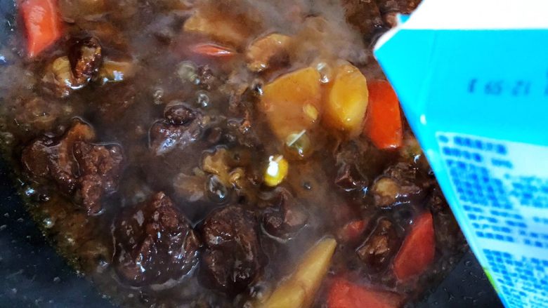 咖喱牛腩(高压锅版),待锅内汤汁变得粘稠时,加适量淡奶油,搅拌均匀,即可