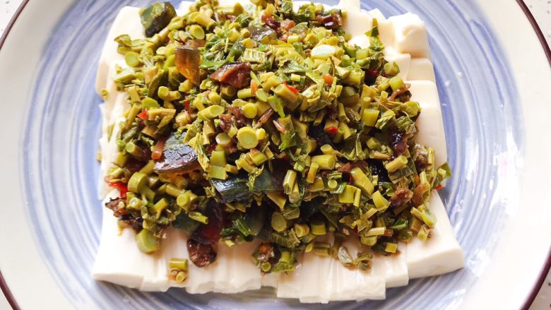 鲍鱼干贝XO酱拌香椿皮蛋豆腐,铺上拌好的香椿皮蛋，即可