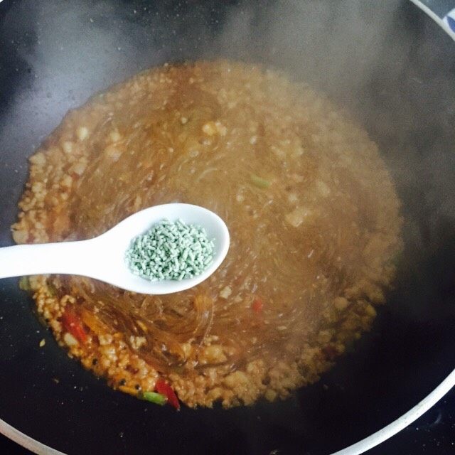 肉末炒粉条,大火收汁翻炒一下,加入1小勺蔬之鲜进行调味