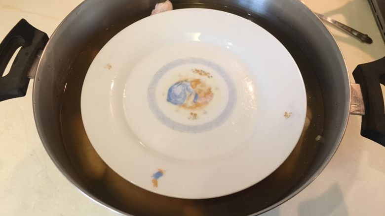 茉莉春鸡,找个盘子压住!放冰箱冷藏5~6小时!