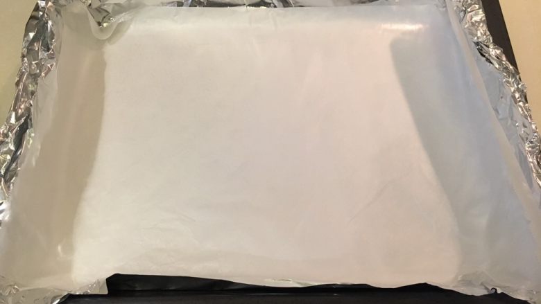 茉莉春鸡,准备烤盘!为了怕鸡汁流出,我先用铝箔纸再用烘培纸!