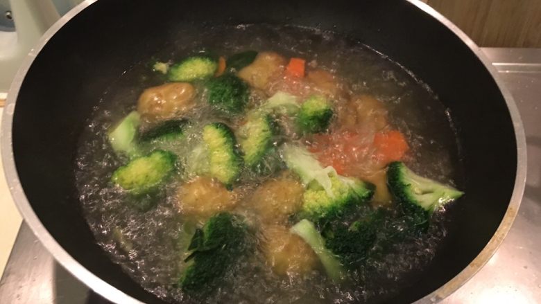 茉莉春鸡,这时候可以准备一些配菜,水煮土豆、红萝卜、西兰花,煮软加<a style='color:red;display:inline-block;' href='/shicai/ 851'><a style='color:red;display:inline-block;' href='/shicai/ 851'>橄榄油</a></a>、盐、黑胡椒即可