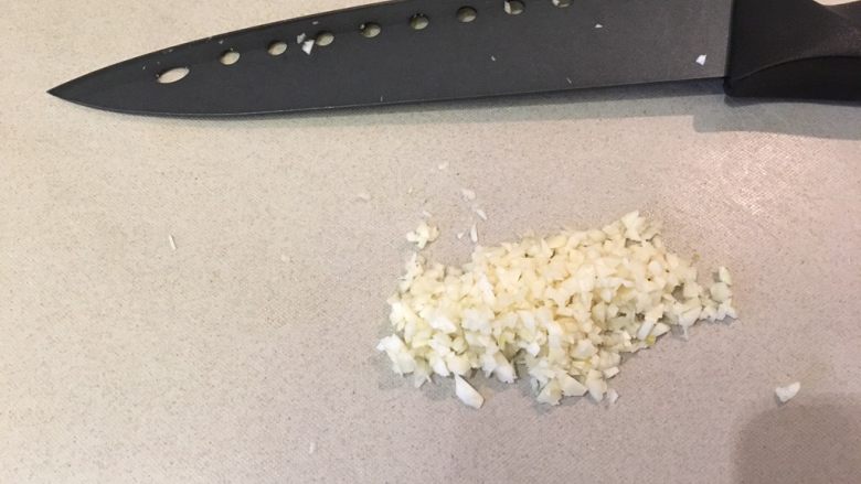 茉莉春鸡,蒜头切末(越细越好)