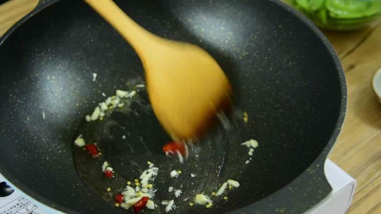 实话告诉你们,这是我上次没吃完剩下的培根,热锅冷油,爆香蒜末和干辣椒。