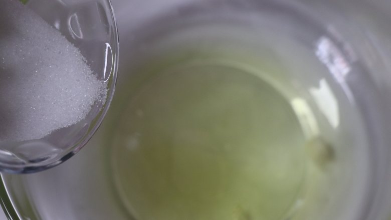浓郁巧克力口味的“泥巴”蛋糕,两个蛋清,分三次加入细砂糖,打发<a style='color:red;display:inline-block;' href='/shicai/ 1117'>蛋白</a>。