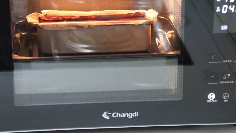 浓郁巧克力口味的“泥巴”蛋糕,提前150度预热烤箱,150度烘烤40分钟。