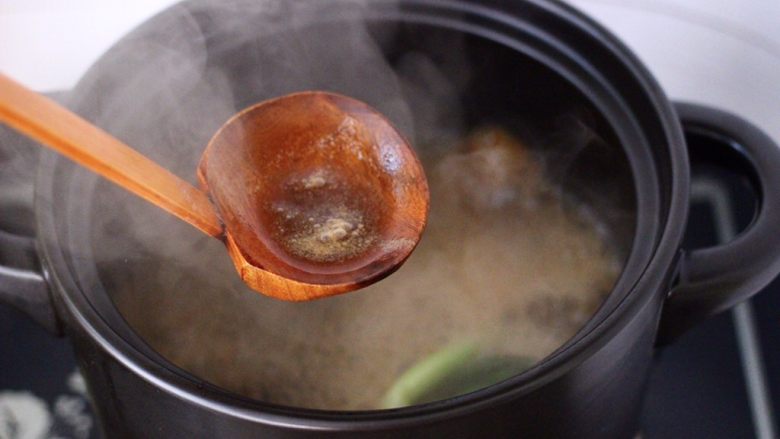 香卤鸡胗,大火煮沸后,撇去浮末。