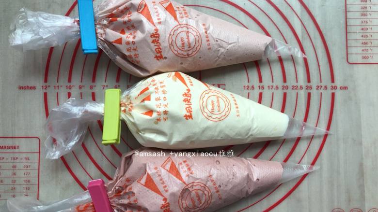 三色戚风,用一个杯子事先套好三个裱花袋,把混合好的蛋糕糊装进裱花袋中