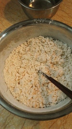 葱油饼,开水和面,我用是刚烧开的水,边加水边用筷子搅,差不多都变成图中这样的絮状没有干面粉,然后下手揉成光滑面团(如果揉面团粘手
,案板上撒点干面粉),盖上保鲜膜醒5分钟;