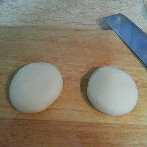 葱油饼,分成2个大小基本一样的面团,我做2个饼;
