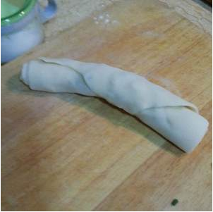 葱油饼,从一头卷起;