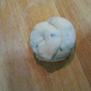 葱油饼,捏住两头卷成如图形状;