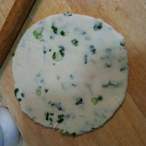 葱油饼,再擀成圆饼,薄厚均匀;