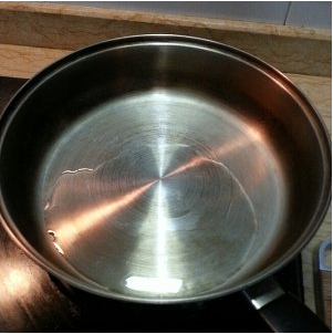 葱油饼,平底锅预热放油。待油温两成热时转小火把面饼放进去;